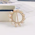 Eleganter goldener Rundschal-Clip mit Perlen und Strasssteinen für Damenhemden und Blusen - Goldperle Strass Stil (A6-43)