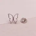 Eleganter silberner Anstecker in Schmetterlingsform mit sicherem Metallverschluss - Hohler Schmetterling Stil (A11-118)