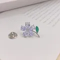 Eleganter Blumen-Anstecknadel mit blauen Zirkonia-Blüten und grünem Emaille-Blatt für Kleidung - Silber Blumen Stil (Blau)