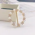 Eleganter runder Seidenschal-Clip mit weißen Perlen und Kristallen in Gold-Finish. - Goldener gemischter Strassstil (A6-39)