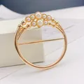 Eleganter goldfarbener Seidenschal-Ring mit Perlenverzierungen für Damenhemden - Goldener gewölbter Perlenstil (A6-57)