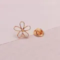 Miniatur-Brosche in Blumenform, goldfarben, mit Schmetterlingsverschluss für Kleidung - Hohler Fünfblättrige Blume Stil (A11-113)