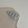 Détail macro d'une pince à cheveux minimaliste à rayures bleu clair sur tissu beige - Barrette Goutte d'Eau (5#)