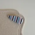 Détail d'une pince à cheveux de style coréen avec des rayures verticales roses et bleues - Pince à Cheveux Larme (4#)