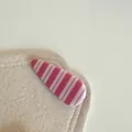 Nahaufnahme einer rosa gestreiften Haarspange auf beigem Stoff für eine minimalistische Ästhetik - Tränentropfen Haarklammer (1#) / Rosa Streifen