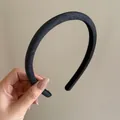 Nahaufnahme eines hochwertigen, dünnen Stirnbands aus dunklem Denim-Strukturstoff. - Schwarz Denim Stirnband