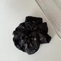 Detailaufnahme der plissierten Textur und des Punktmusters eines schwarzen Satin-Haargummis. - Plissierter Punktiert Haargummi (7#)