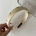 Detailansicht eines cremefarbenen gepunkteten breiten Stirnbands mit handgemachtem Etikett - Plissierter Punktiert Haarreif (6#)