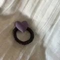 Detalle de un coletero con corazón de tela púrpura de estilo retro coreano en lino - Lazo para el Pelo de Corazón Púrpura Sólido