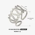 Silberner Edelstahlring mit mehrschichtigem Wellendesign, 1,3 cm breit und 1,7 cm Innendurchmesser - Mehrschichtiger Wellen-Hohl-Stil / Einstellbar Offen / Stahlfarben