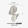 Silberner asymmetrischer Edelstahlring mit strukturierter und glatter Tropfenform - Offener Stil (ZN2831) / Gold