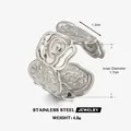 Vintage-Ring aus Edelstahl mit geprägter Rose und strukturierter Oberfläche in Silber. - Relief Rose Stil (ZN2819) / Stahlfarben
