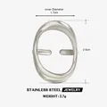 Minimalistischer silberner Edelstahlring in ovaler Hohlform mit Größenangaben. - Ovaler Ring / Stahlfarben