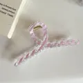 Nahaufnahme einer klaren Haarklammer mit elegantem rosa-weißem Streifenmuster - 3# Rosa Gestreift Kreuzklammer