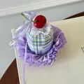 Dettaglio di un fermaglio per capelli a forma di torta con ciliegia rossa e volant viola eleganti. - 1# Fermaglio Cappello Viola Ciliegia