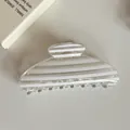 Detaillierte Nahaufnahme einer klaren Haarklammer aus Acryl mit eleganten weißen Streifen - 4# Weiß Gestreift Bogenklammer