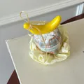 Primo piano di un fermaglio per capelli a forma di cappellino a scacchi con banana e fiocco. - 2# Fermaglio Cappello Giallo Banana
