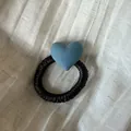 Vista detallada de un coletero con corazón de tela azul sobre lino blanco natural - Lazo para el Pelo de Corazón Azul Sólido