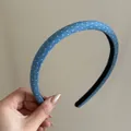 Nahaufnahme eines schicken blauen Jeans-Haarreifens mit feinen weißen Polka-Dots - Heller Denim Punktiert