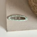 Vue détaillée d'une pince à cheveux BB ovale à pois vert menthe sur texture - Clip BB Ovale à Pois / Vert clair