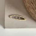 Vue détaillée d'une barrette ovale beige à pois blancs sur fond en tissu texturé - Clip BB Ovale à Pois / Jaune