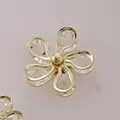 Zarte goldfarbene Blumenbrosche mit klaren Kristallen für die Kleidungsdekoration - Fünfblättrige Blume Stil (A15-114)