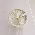 Exquisite blumenförmige Kristallbrosche Nadel für Damen Bekleidung Kragen Accessoires - Vierblättrige Gezackte Stil (A15-120)