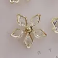 Eleganter goldener Fünf-Blatt-Blumenbrosche mit klaren facettierten Kristallen für Damen - Diamantenblatt-Stil (A15-121)