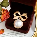 Elegante spilla a fiocco d'oro vintage con grande perla bianca in scatola di velluto - Spilla Fiocco Perla Oro (A20-12)