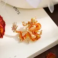 Primer plano detallado de un broche de diseño de dragón chino dorado con acabado naranja - Dragón Rojo Naranja y Dorado (A20-25) / Rojo Anaranjado