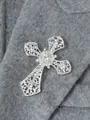Elegante Kreuzbrosche mit funkelnden klaren Strasssteinen auf grauem Wollstoff Textur - Kreuz Hohl Strass Stil (A21-106)