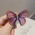 Primer plano de broche de mariposa bordado degradado con textura de hilo fino - Degradado Púrpura Rojo & Azul (A21-42)