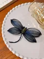 Close-up van elegante libel broche met blauwe draadgaas vleugels op een wit bord - L / Donkerblauw Gradiënt (A21-30)