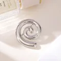 Nahaufnahme einer silberfarbenen Spirale-Brosche aus Legierung mit Glanzfinish. - Silber Rotierender Spiralstil (A20-108)