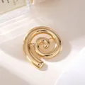 Detailaufnahme einer minimalistischen goldenen Spiralbrosche aus glänzender Legierung - Gold Rotierender Spiralstil (A20-109)