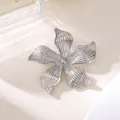 Nahaufnahme einer eleganten silbernen Blumenbrosche mit strukturierten Blüten - Silber 5-Blütenblatt Floral Textur Stil (A20-112)