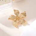 Detailansicht einer goldenen Anstecknadel in Blütenform mit fein gerippter Oberflächenstruktur - Gold 5-Blütenblatt Floral Textur Stil (A20-113)