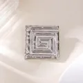 Nahaufnahme einer quadratischen silberfarbenen Brosche mit einem griechischem Muster - Silber Griechisches Muster Quadrat Stil (A20-115)