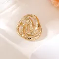 Nahaufnahme einer hochwertigen goldenen gehämmerten Spiralbrosche für elegante Anzüge - Gold Gehämmerte Irreguläre Spirale Stil (A20-116)