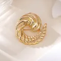 Detailansicht einer eleganten goldenen Spiralbrosche mit strukturierter Oberfläche - Gold Hochglanz Spirale Schnecke Stil (A20-118)