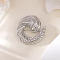 Detaillierte Ansicht einer eleganten silbernen Spiralbrosche für Damenanzüge und Mäntel - Silber Hochglanz Spirale Schnecke Stil (A20-119)