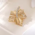 Detailansicht einer goldfarbenen Ahornblatt-Brosche mit feinen Kristall-Strasssteinen - Gold Ahornblatt Strass Textur Stil (A20-120)