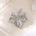 Makrodetail einer silbernen Blattbrosche mit funkelnden Strasssteinen für elegante Anzüge. - Silber Ahornblatt Strass Textur Stil (A20-121)