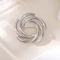 Nahaufnahme einer silbernen geometrischen Wirbel-Brosche für elegantes Mode-Styling - Silber Geometrischer Rotierender Ring Stil (A20-122)