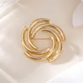 Detaillierte Nahaufnahme einer eleganten goldenen geometrischen Brosche für Luxusanzüge - Gold Geometrischer Rotierender Ring Stil (A20-123)
