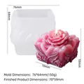 Detailansicht Silikonform für Rosenkerzen mit fertiger Blume und Abmessungen - Quadratische Reliefrose (JZB-0008)