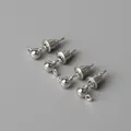 Poliertes silberfarbenes Kugelohrstecker-Zubehör mit Öse für DIY Schmuckherstellung - 4mm (10 Sets/Pack) / Weiß K