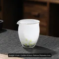 Mundgeblasene weiße Teetasse aus Glas mit grünen Punkten und elegantem Goldrand - Fair Cup / Gold Trim Fair Cup (8.8x9.5cm) / Hellgrün