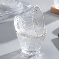 Tasse à thé japonaise en verre avec texture de rosée de glace et bord doré élégant. - Tasse Rosée de Glace Dorée / Style Bord Doré Rosée de Glace