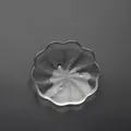 Transparenter Untersetzer aus Glas in Blumenform mit Textur für feine Kung Fu Teetassen - three point coaster